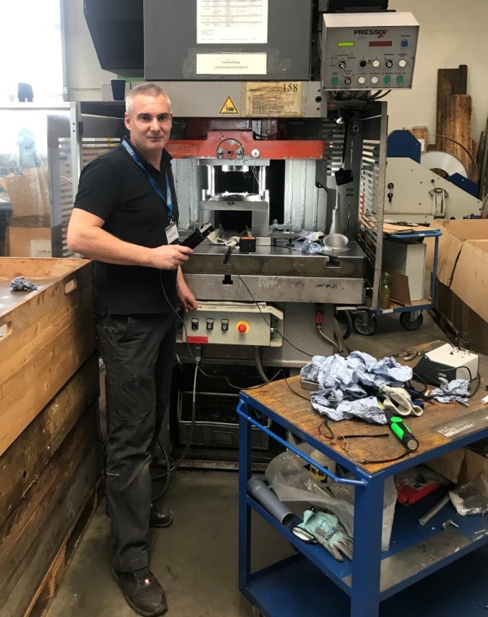 Ziviltechniker Thomas Bertsch bei einer Pressenüberprüfung